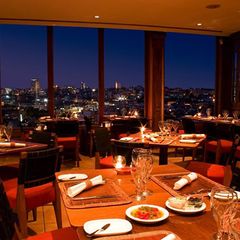 Restaurante con vista a la ciudad